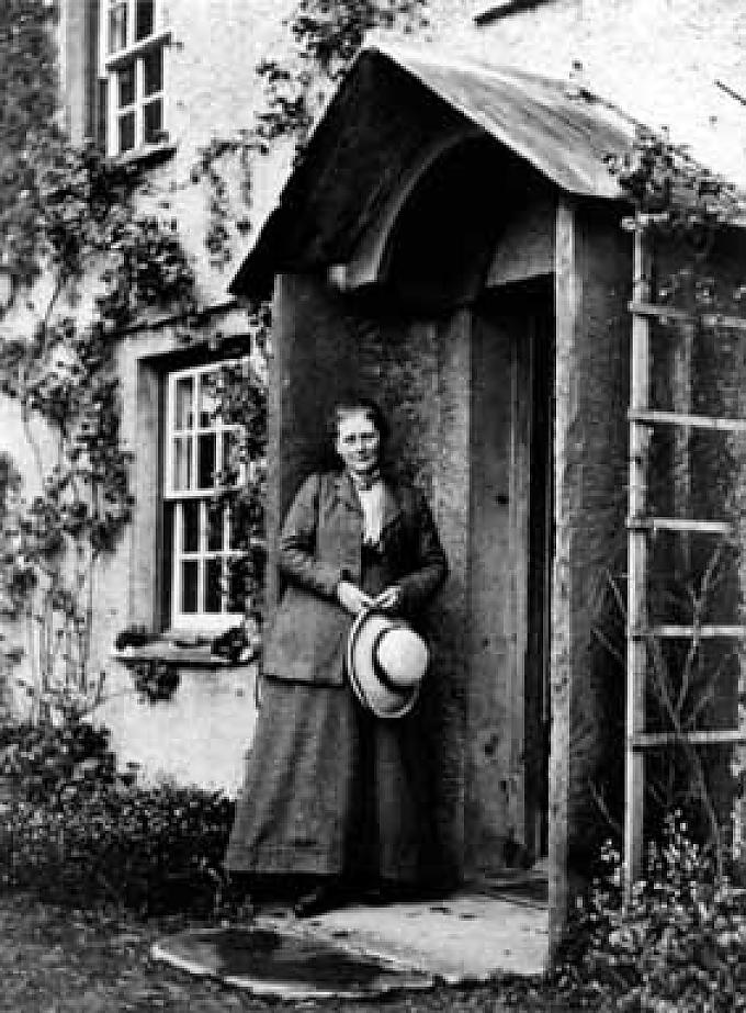 Beatrix Potter vor ihrer Hill Top Farm. Beatrix Potter vor ihrer Hill Top Farm.