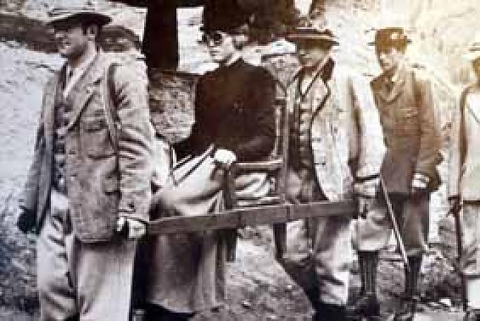 Um 1900 ließ man sich noch auf die Berge tragen. Saas Fee