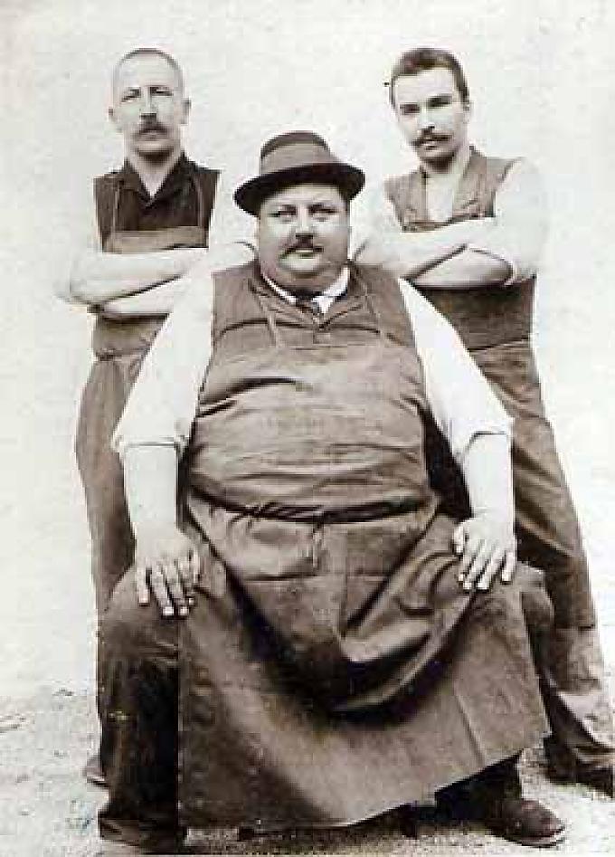 Historisches Bild von Mitarbeitern der Firma Leithner von 1900. Ausseer Hut seit 1532.