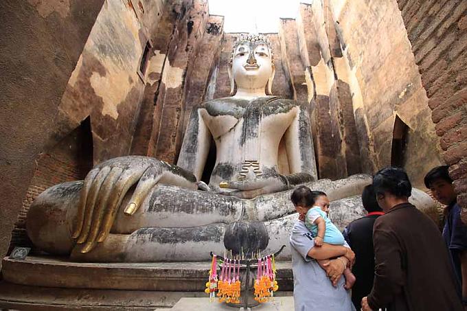 Hochverehrt wird dieser gewaltige sitzende Buddha, dessen Hand so groß wie ein Mann Hochverehrt wird dieser gewaltige sitzende Buddha, dessen Hand so groß wie ein Mann