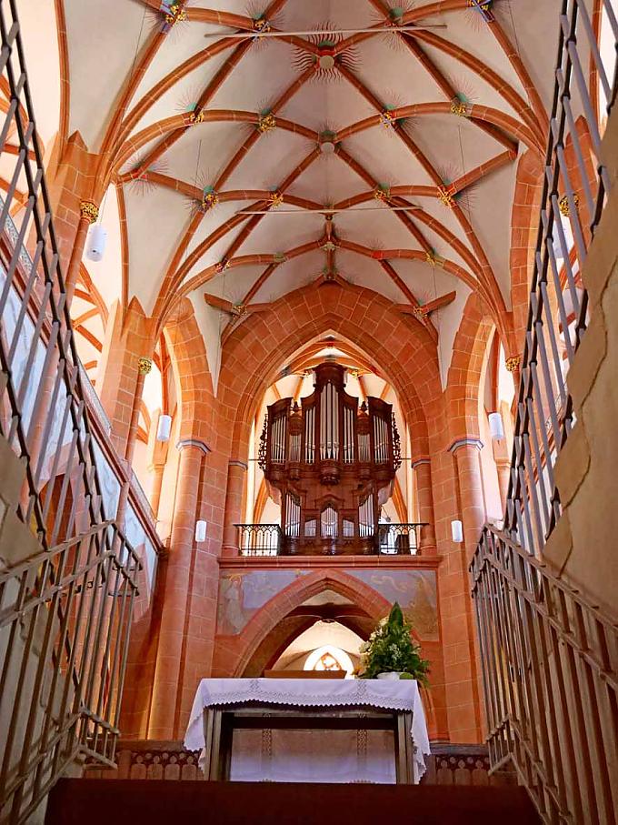 Katholischen Kirche in St. Goar. Kanzel mit Darstellung des Heiligen Goar in der katholischen Kirche in St. Goar.
