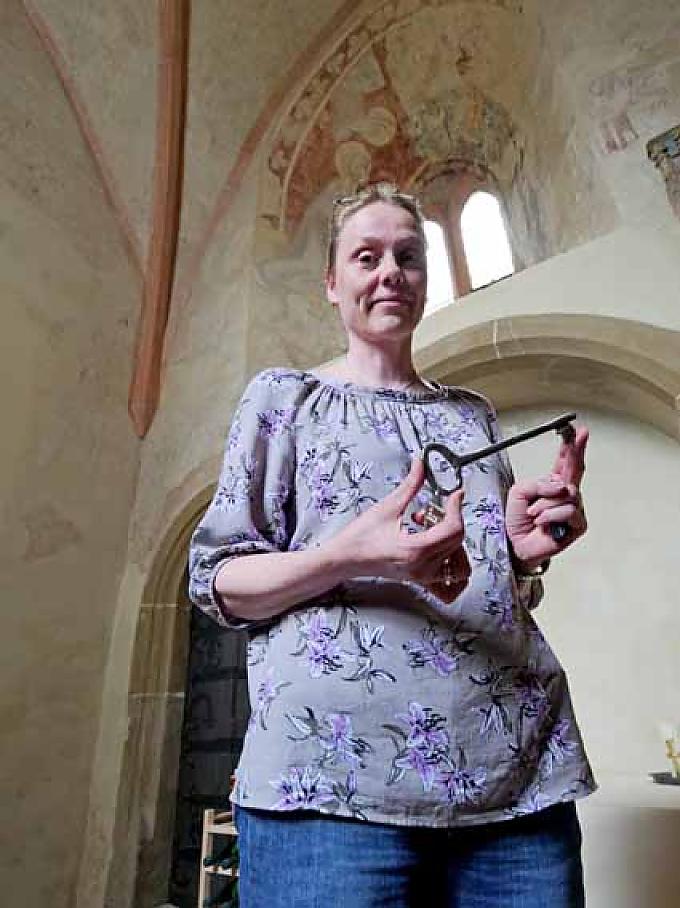 Frau Beyer-Luff hält den alten Schlüssel in der Hand Fresko mit Darstellung von Christus im Garten von Gethsemane