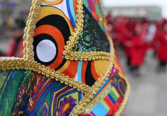 Narrenkappe Konstanzer Blätzlebube während des Karnevalsumzugs in Konstanz.