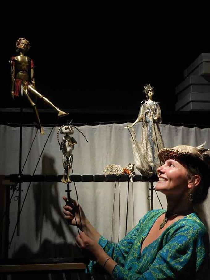 Angela Sixt mit Teschner-Figuren: Waldgeistchen Zipizip, Sonnentänzer, Kätzchen & Prinzessin. Teschner-Puppe: Geist.