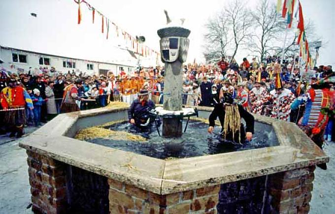 Ein Dorf spielt verrückt Ein Dorf spielt verrückt