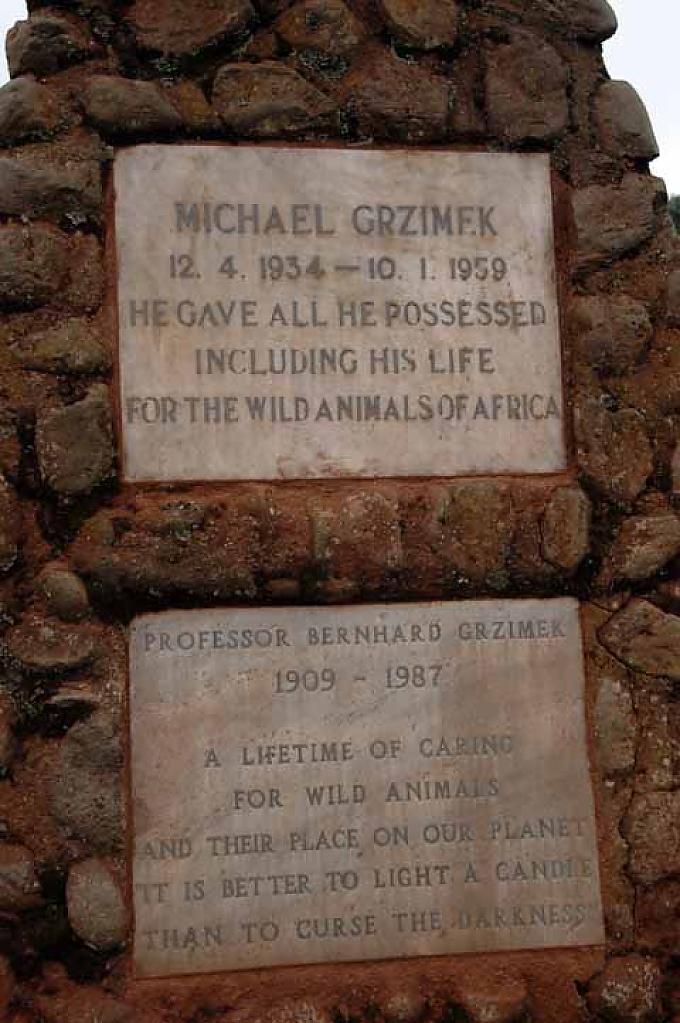 Gedenkstein für Grzimek. Gedenkstein für Grzimek.
