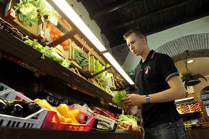 Beim Einkaufen Im Quartier der Schweizer Garde beim Spätzle produzieren.