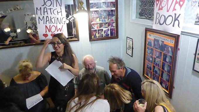 In einem Separee in der Matchmaker Bar führt Willie Daly einsame Herzen zusammen In einem Separee in der Matchmaker Bar führt Willie Daly einsame Herzen zusammen