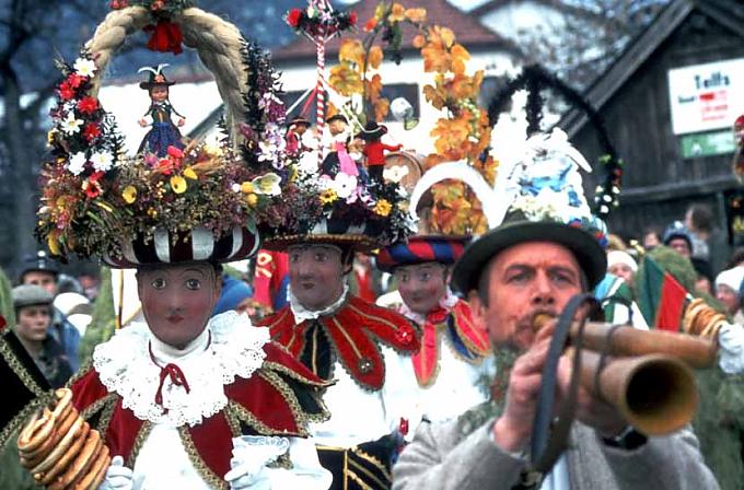 Kostüme und Kopfputz zum Staunen Kostüme und Kopfputz zum Staunen