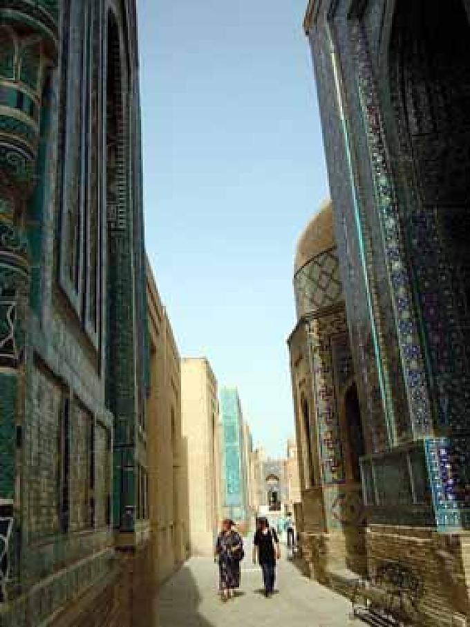 Samarkand. Mausoleen Straße im Sha-i-Zinda-Komplex. Buchara. Älteres Paar vor dem Kalon Mineratt.