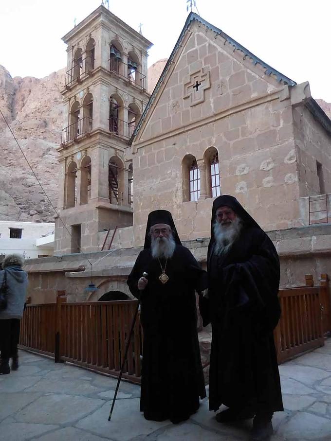 Damianos, Erzbischof des Sinai und Abt des Katharinen-Klosters, mit Mitbruder vor Basilika. Damianos, Erzbischof des Sinai und Abt des Katharinen-Klosters, mit Mitbruder vor Basilika.