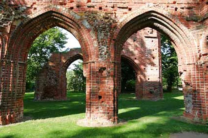 Backsteinbogenstruktur in der Klosterruine Eldena bei Greifswald Blick vom Stralsunder Knieperteich auf die Altstadt