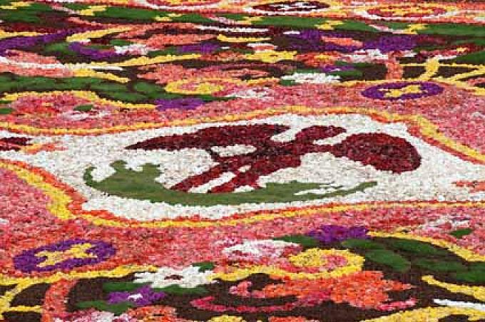 Blumen wurden als Motiv des Drachentöters St. Georg gelegt Blumen wurden als Motiv des Drachentöters St. Georg gelegt