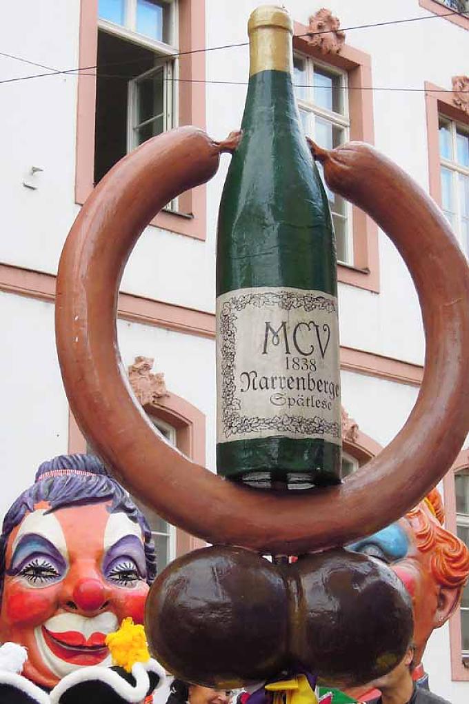 Fasnachtsinsignien Weck-Worscht-Woi. Weißnarr-Malerei mit Narrenwurst