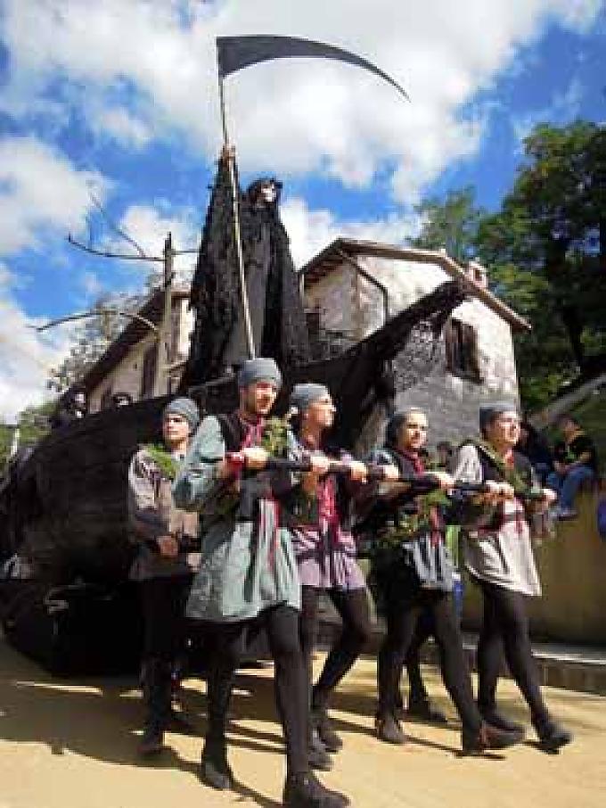 Festzug mit Allegorie des Laster. Festzug. Glücksrad