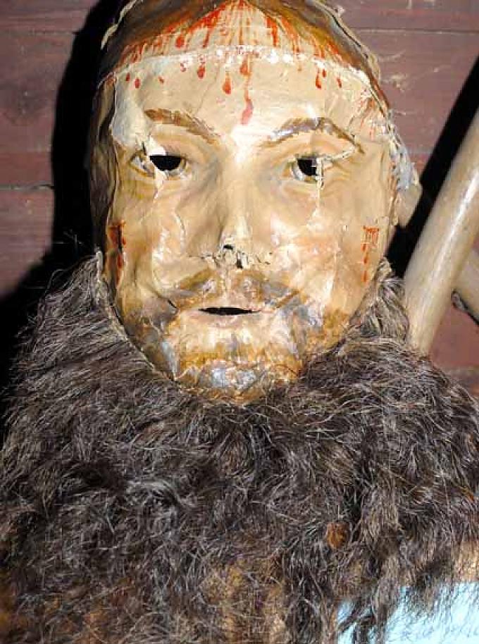 Jesus-Maske von 1891. Sie wird heute nicht mehr benutzt beim Passionsspiel in Tresdorf. Jesus und seine Lieblingsapostel, alle maskiert, vor dem Ulrichskirchlein in Tresdorf. Im Vordergrund ein großes Kruzifix.