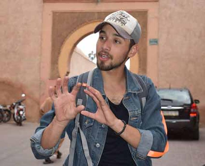 Immer eine Geschichte parat: Student Issam erklärt uns seine Lieblingsorte in Marrakesch. Bei Pikala können Schüler kostenlos ihr Fahrrad reparieren lassen