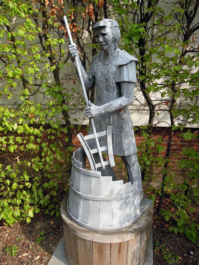Brauerdenkmal im Hof der Palm-Brauerei Während des Einschenkens wird beim Geuze das Glas gedreht