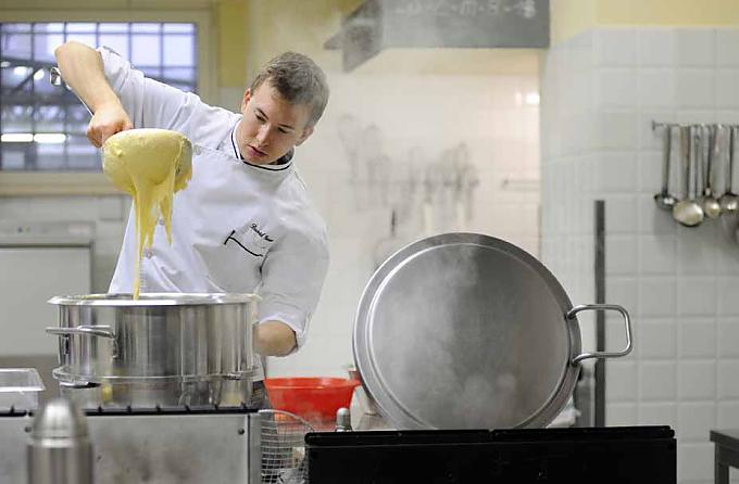 Im Quartier der Schweizer Garde beim Spätzle produzieren. Im Quartier der Schweizer Garde beim Spätzle produzieren.