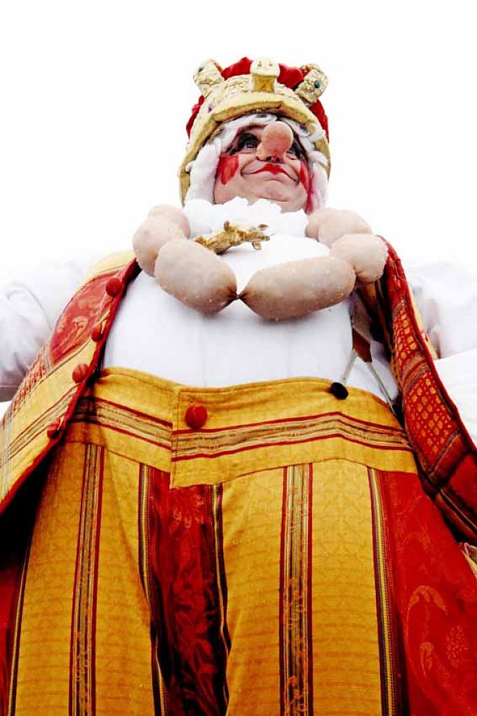 Prinz Karneval mit Wurstkette als Rangabzeichen in Pau. Weißnarr-Malerei mit Narrenwurst