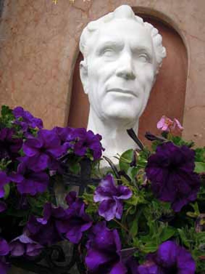 Trenker Büste auf dem Friedhof. Trenker Büste auf dem Friedhof.