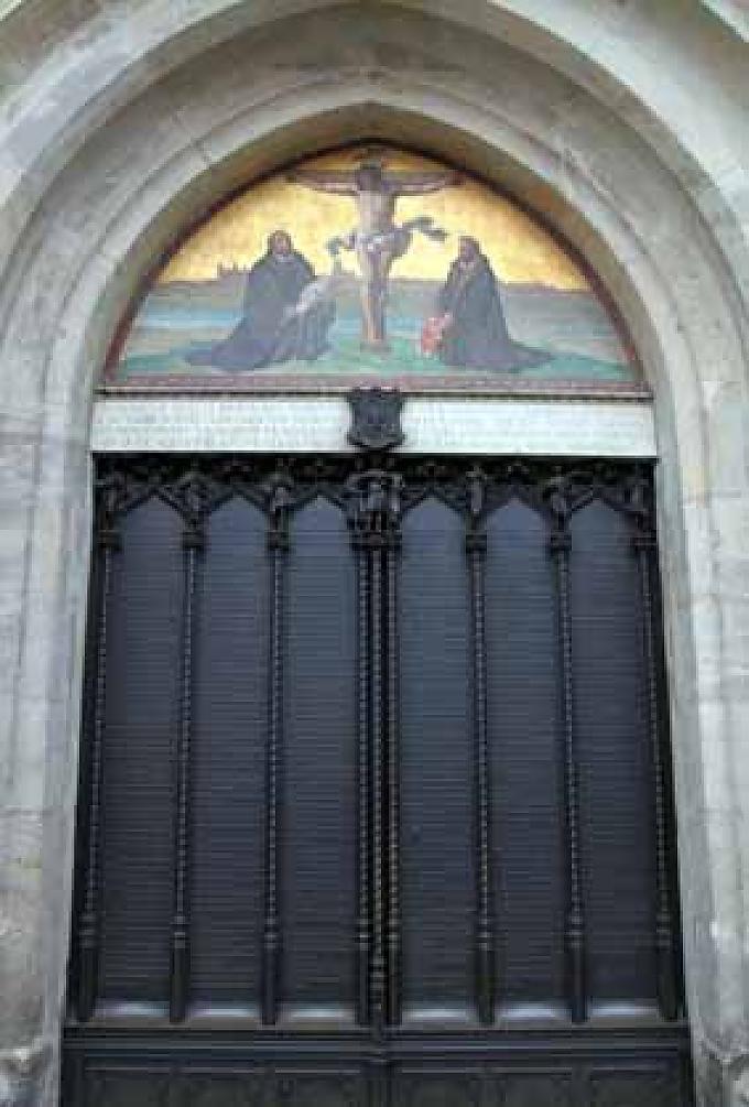 Luthers hölzerne Thesentür verbrannte 1760, der bronzene Nachfolger mit den eingravierten Thesen entstand knapp hundert Jahre später. Luthers hölzerne Thesentür verbrannte 1760, der bronzene Nachfolger mit den eingravierten Thesen entstand knapp hundert Jahre später.