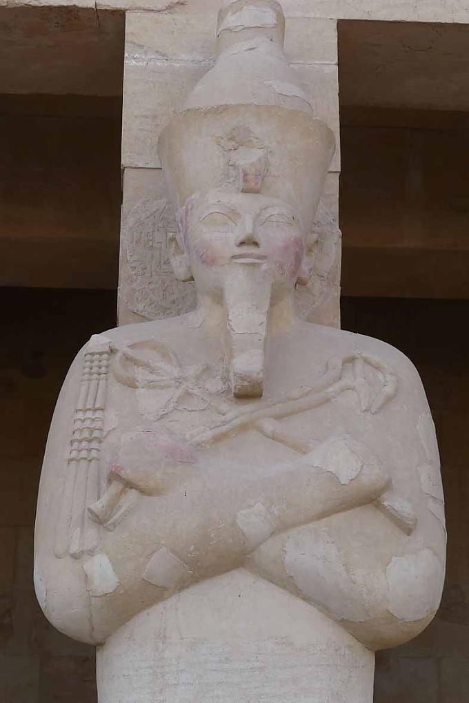 Hatschepsut-Figur in männlicher Pose Abendliche Tempelkulisse in Luxor