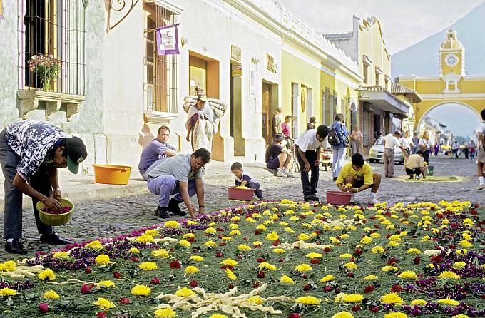 Einwohner von Antigua legen die Blumenteppiche Als römische Legionäre verkleidete Teilnehmer einer Karfreitagsprozession in Antigua