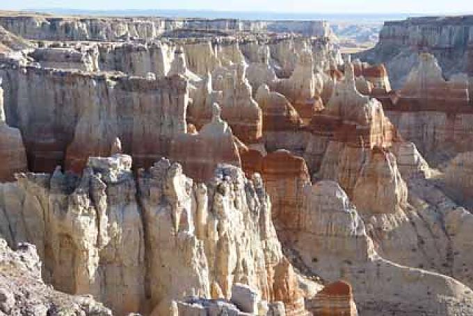 Kojotenfährten und Felsenschluchten Kojotenfährten und Felsenschluchten