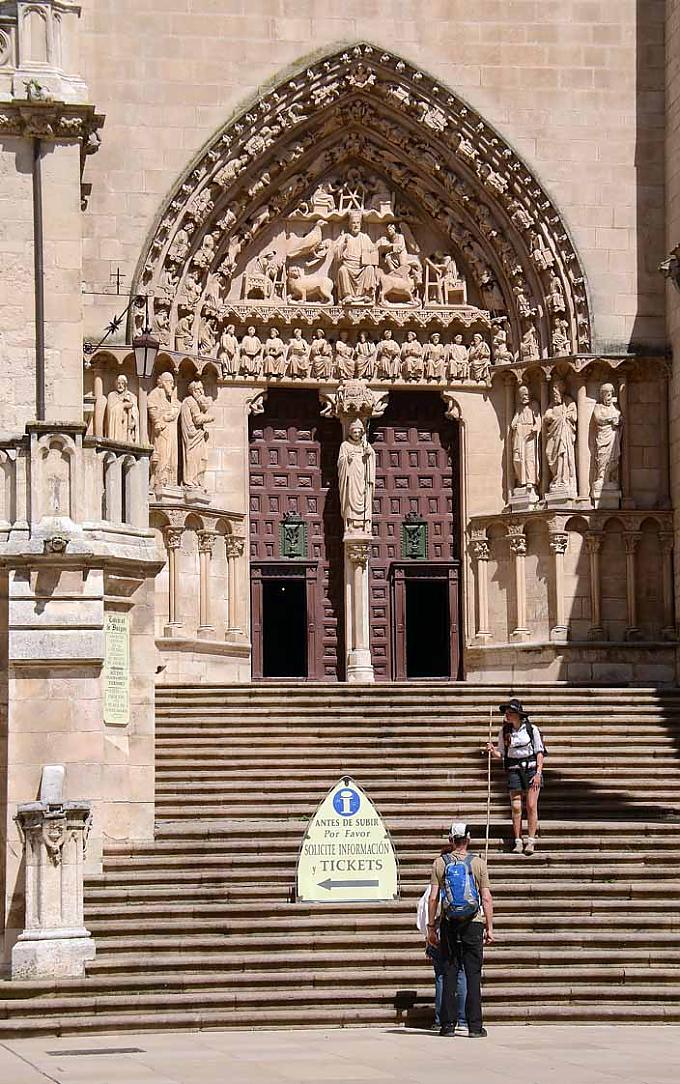 Burgos: Pilger vor dem Tor der Kathedrale Burgos: Pilger vor dem Tor der Kathedrale