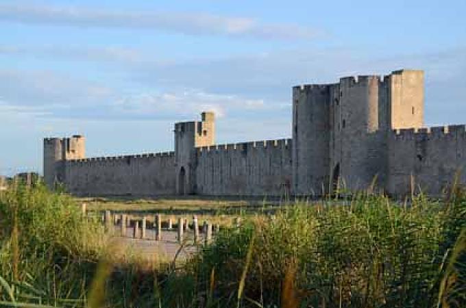 Die Saline liegt direkt vor den Toren von Aigues-Mortes Aigues-Mortes: Seit sechs Uhr morgens schieben die Arbeiter der Saline in den Becken das Fleur de Sel zusammen und schaufeln es auf Paletten.
