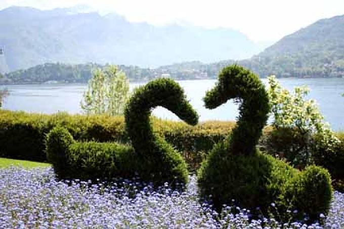 Blick aus dem Garten der Villa Carlotta auf den Comer See Blick auf das auf einem Hang gelegene Teehaus