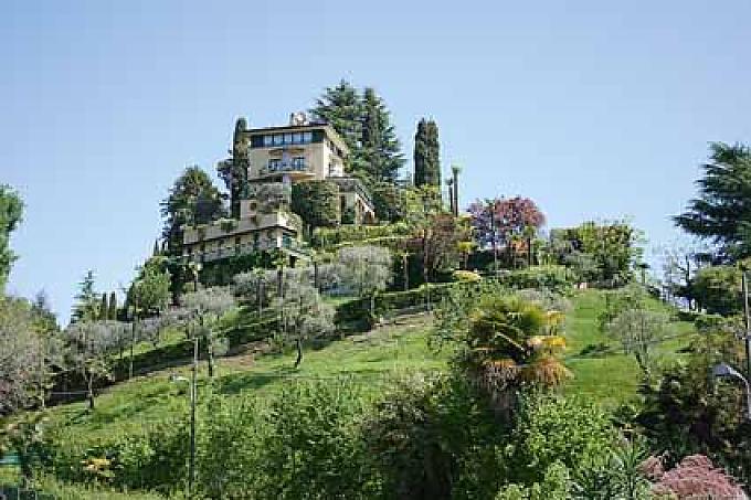Blick auf das auf einem Hang gelegene Teehaus Blick auf das auf einem Hang gelegene Teehaus