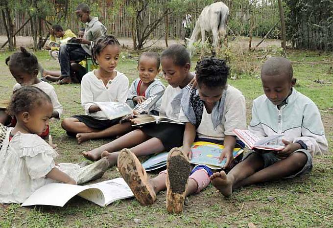 Kinder lesen in den Büchern Eselbibliothek