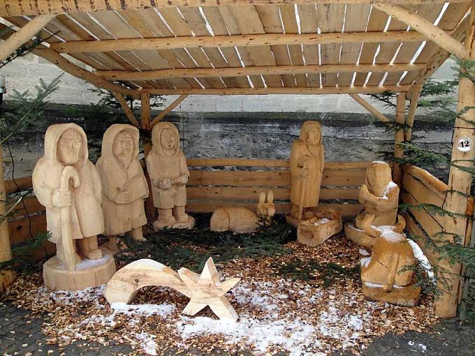 Weihnachtskrippe mit großen Holzfiguren Burg in Estavayer-le-Lac