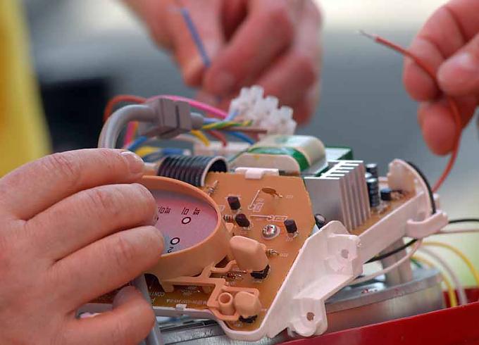 Reparaturversuche an einem koreanischen Reisschnellkochtopf Reparaturversuche an einem koreanischen Reisschnellkochtopf