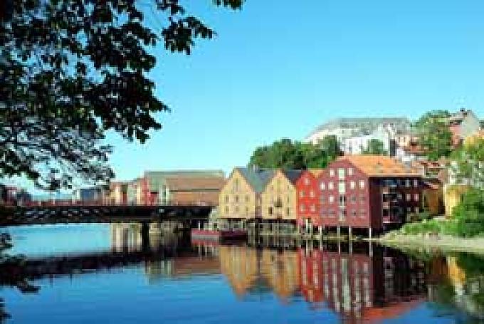 Bakklandet, eines der ältesten Stadtviertel von Trondheim mit Speichern und Häusern aus dem 18. Jahrhundert Der Fluss Gaula bei Oysand, den Pilger schon immer per Boot überqueren mussten.