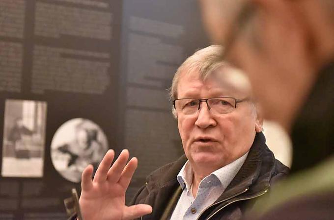 Ehemaliger Pfarrer der Marktkirche Harald Bartl führt Besucher durch die Marienkirche Riebeckplatz am Bahnhof in Halle