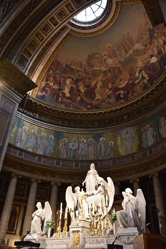 Im Zentrum steht die Illuminierte Statue der Maria Magdalena von Carlo Marochetti über dem Hochaltar. Im Zentrum steht die Illuminierte Statue der Maria Magdalena von Carlo Marochetti über dem Hochaltar.