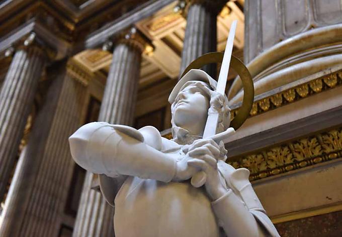 Jeanne d’Arc schwingt ihr Schwert. Ausblicke auf typische Pariser Stadthäuser.