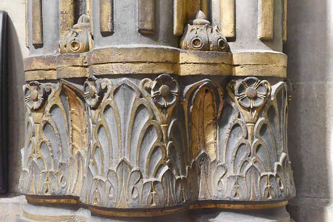 Gusseiserne Sockel von Pfeilern Gusseiserne Streben