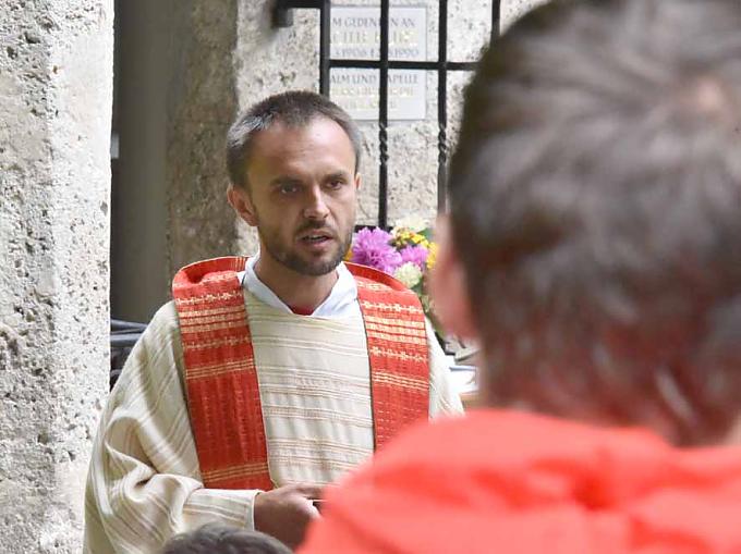 Pater Lukasz Steinert zelebriert den Gottesdienst auf dem Nußlberg Pater Lukasz Steinert zelebriert den Gottesdienst auf dem Nußlberg