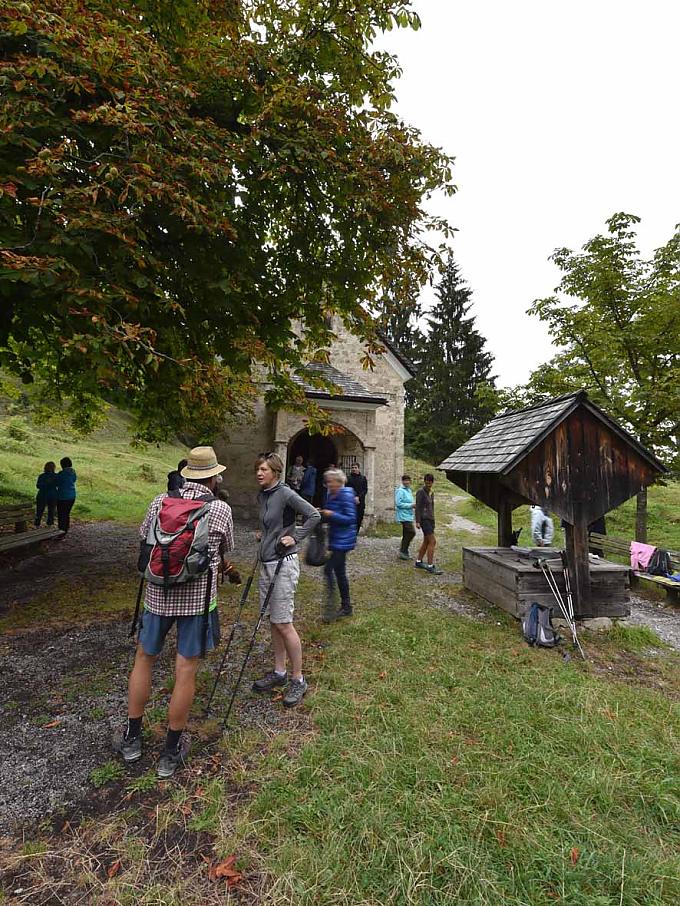 Rastende Pilger vor der Einsiedelei auf dem Nußlberg Rastende Pilger vor der Einsiedelei auf dem Nußlberg