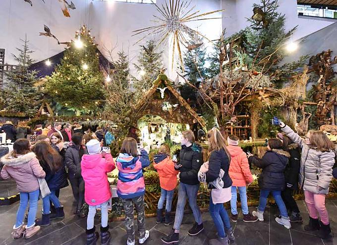 Kinder betrachten die Krippe. Der singende Hirte.