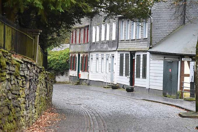 Gasse in Monschau Mit Schieferplatten verkleidete Hausfassaden in Monschau.