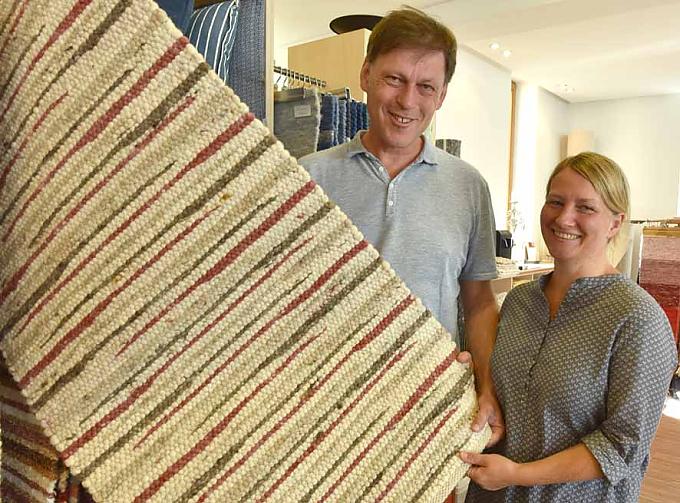 Erwin und Elke Licht mit Teppichen im Geschäft der Familie. Erwin und Elke Licht mit Teppichen im Geschäft der Familie.