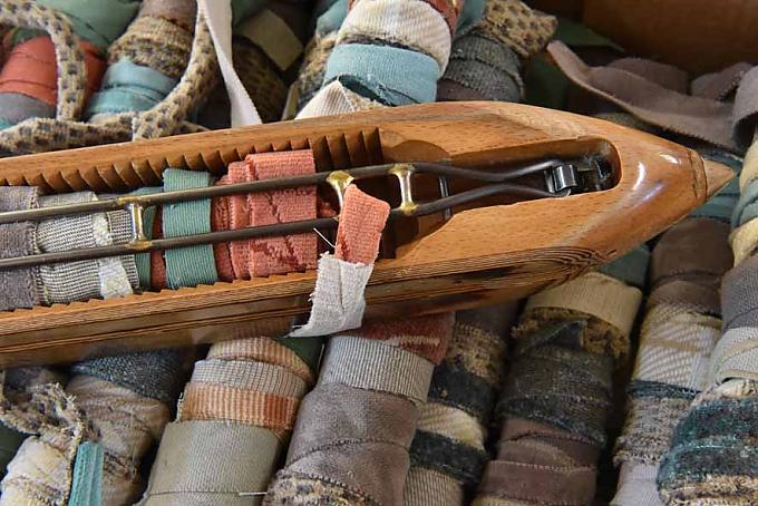 Spindel Erwin und Elke Licht mit Teppichen im Geschäft der Familie.