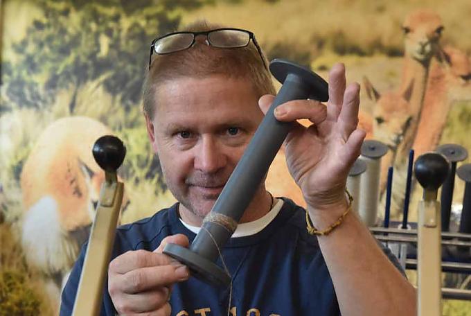 Christian Käufer mit einer Wollspindel. Christian Käufer mit einer Wollspindel.