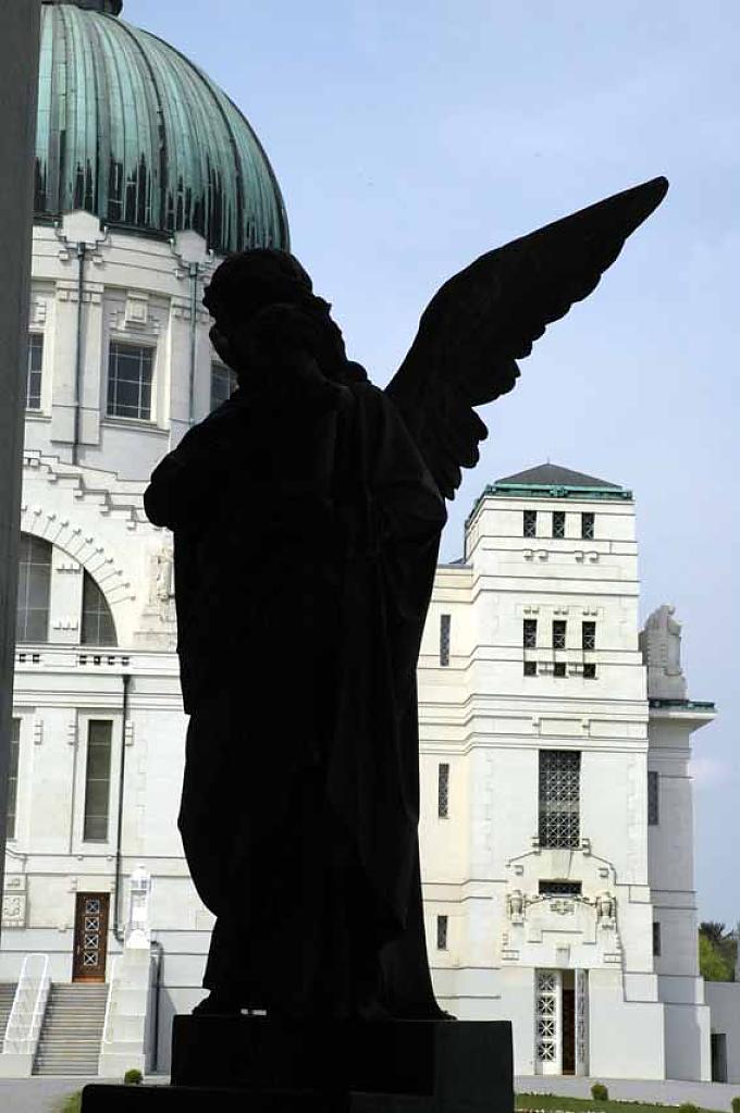 Karl-Borromäus-Kirche auf dem Zentralfriedhof Trauernde Schönheit