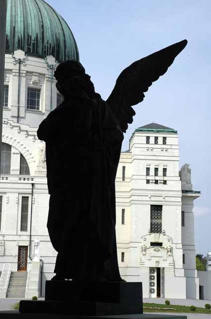 Trauernder Engel aus Marmor auf dem Zentralfriedhof in Wien Engel an einem Grab auf dem Friedhof Cristobal Colon in Havanna